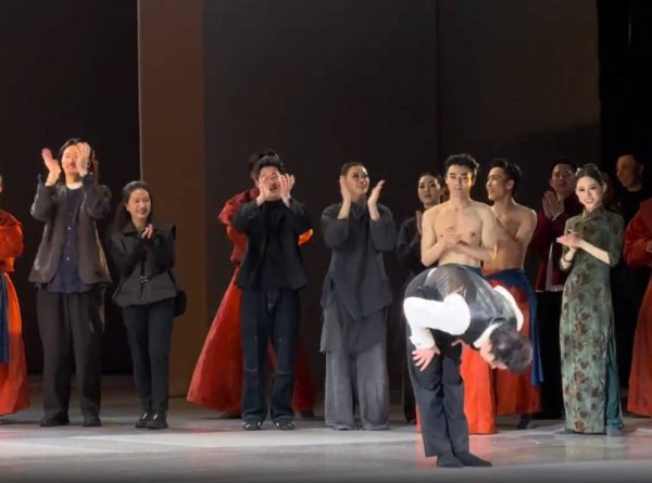 厦门股票配资开户 脱和服鞠躬的演员火了！老党员一句话让全网破防：这才是中国人