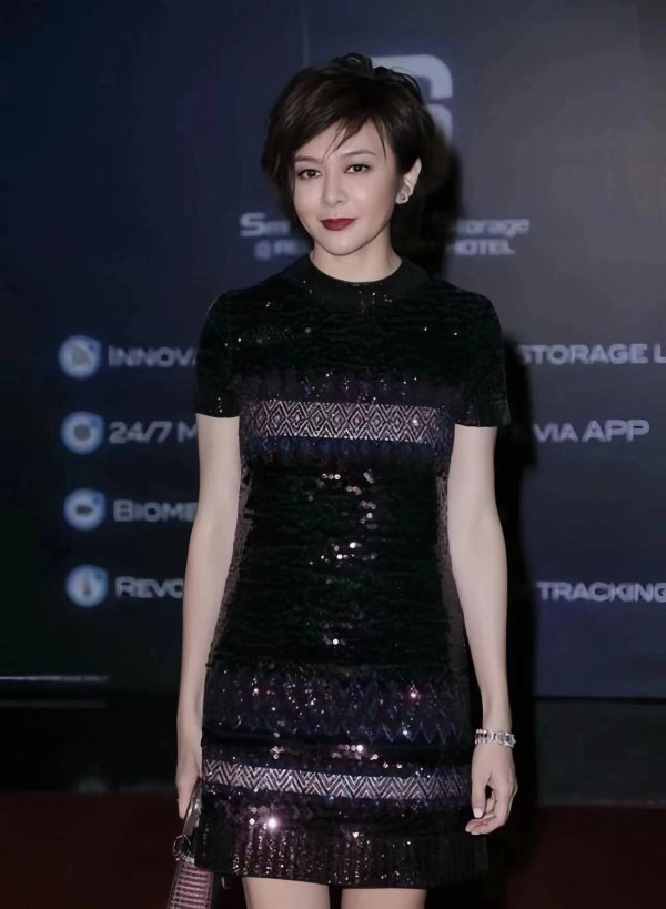 浙江配资公司 61岁关之琳短发亮片裙炸场！这腰臀比20岁姑娘都羡慕